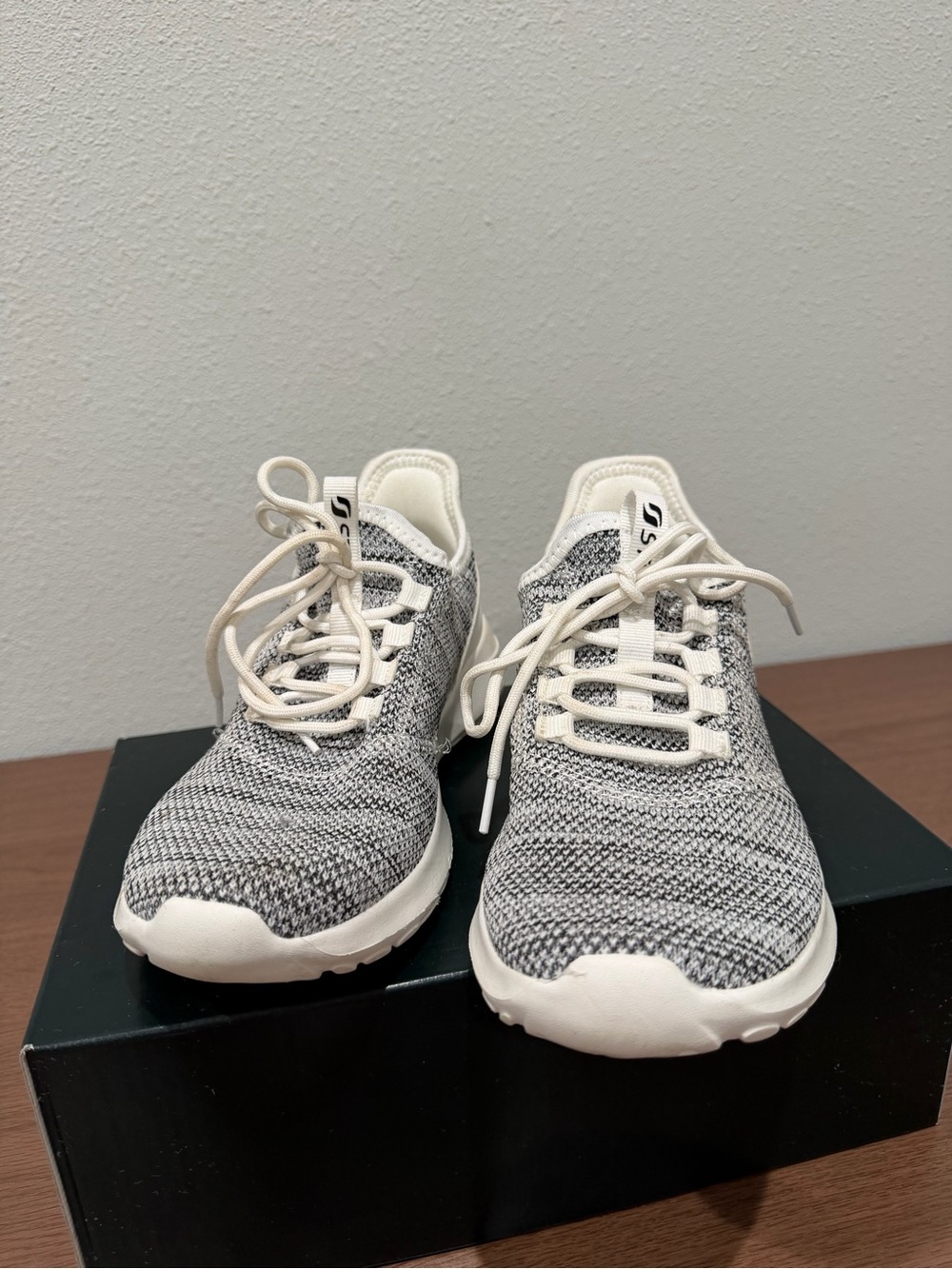 STQ Women’s Size 8 Gray White Knit Lightweight Walking Running Sneakers